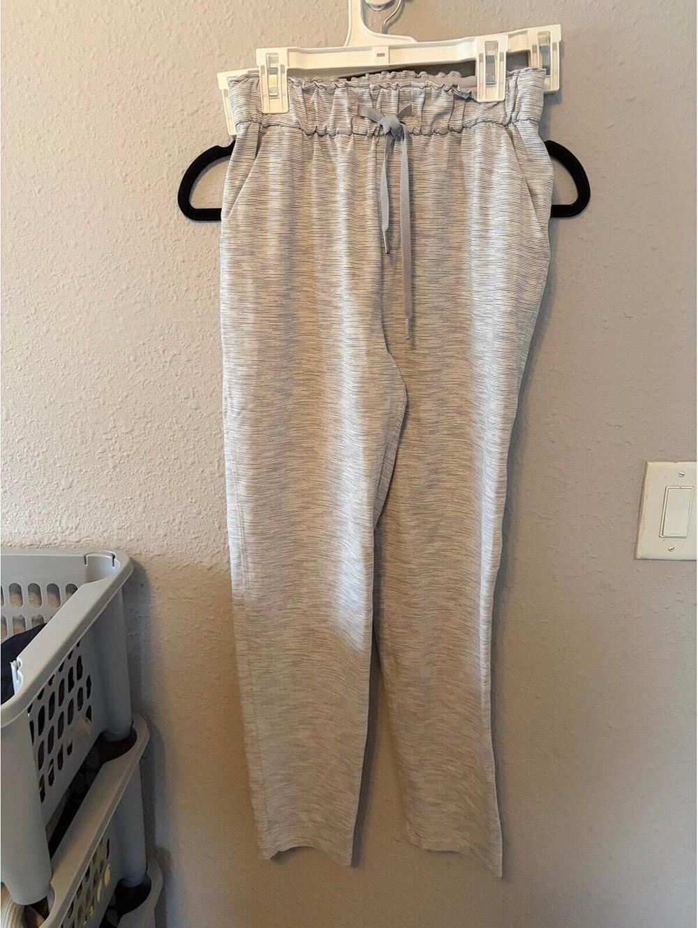 Lululemon Keep Moving Pant High-Rise Grey/White heathered stripe size 4. 27in